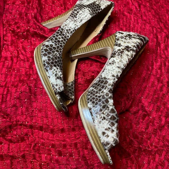 OLD NAVY HEELS - Picture 2 of 5